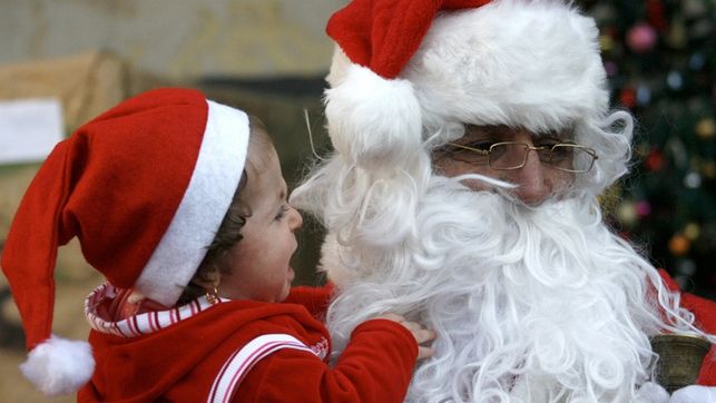 Florecer caridad Aptitud Mariano Rajoy soprende a todo el mundo vestido de Papá Noel en el Corte  Inglés - a25 medio